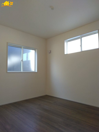 【子供部屋】 | Blooming Garden北足立郡伊奈町中央4丁目2号棟 | 二面採光のお部屋で日当たり通風良好です！
収納も大きく過ごしやすいです。お子さんのお部屋にいかがでしょうか