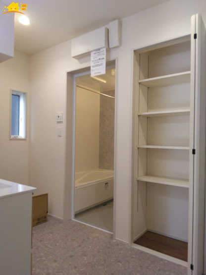 【脱衣所】 | Blooming Garden北足立郡伊奈町中央4丁目2号棟 | 洗面脱衣室には窓があり空気の入れ替えが出来カビの防止対策できますよ。