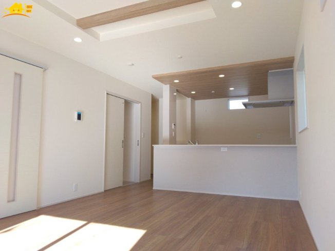 【居間・リビング】 | Blooming Garden北足立郡伊奈町中央4丁目2号棟 | 一日の中で多くの時間を過すことになるリビングダイニングだからこそ、いつも穏やかな空間であることが必然。爽やかな通風と採光を存分に感じる事が出来る空間です。