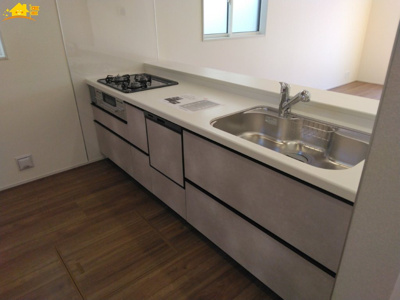 【キッチン】 | Blooming Garden北足立郡伊奈町中央4丁目2号棟 | 対面キッチンならつくりたてのお料理をすぐに食卓へ♪配膳しながら調理ができるので調理スペースを広く使用でき、作業効率も上がります♪