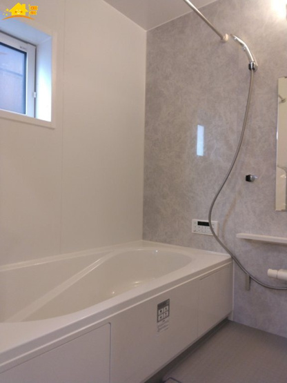 【浴室】 | Blooming Garden北足立郡伊奈町中央4丁目2号棟 | １坪サイズのバスルーム。浴室換気乾燥機を標準装備。乾きやすい床やお手入れのしやすい排水口など、いつも清潔にご使用いただけます。