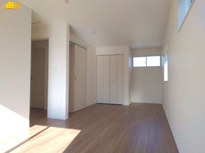 【寝室】 | Blooming Garden北足立郡伊奈町中央4丁目2号棟 | 主寝室は大型ベッドもラクラク設置できます♪ゆとりある動線も確保でき、ゆったりとお寛ぎいただけます♪