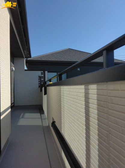 【バルコニー】 | Blooming Garden北足立郡伊奈町中央4丁目2号棟 | 南西向きのバルコニーは日当たり風当たりがとてもいいです。
洗濯物も良く乾きますね。
