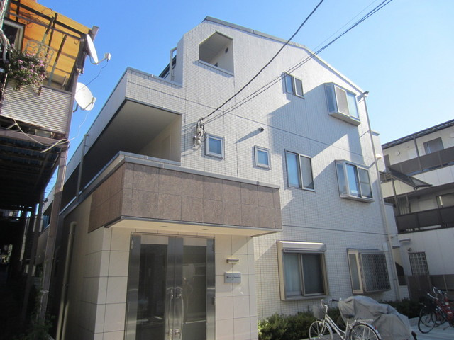 ローズガーデンの外観|眩い陽の光を弾くタイルが印象的なマンションです。