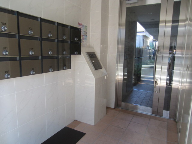 ローズガーデンのエントランス|格調高いエントランスは、入居者に安心感を与えますよ♪