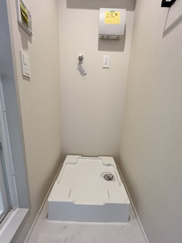 【その他】 | グロリア要町 | ベッドは昇降し、上昇時に下部はソファとして利用できます。