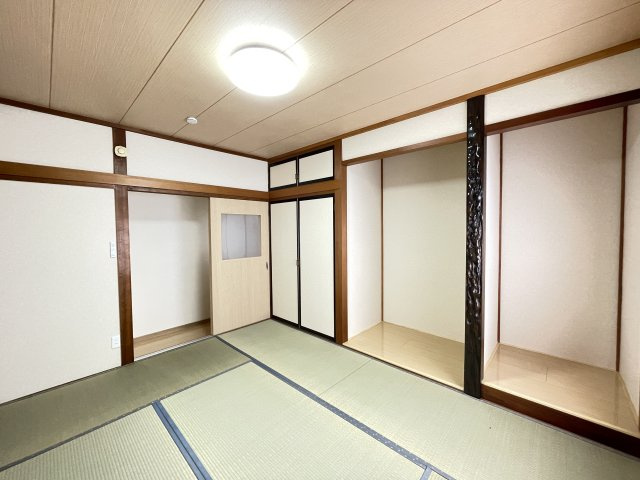 八戸市大字大久保字西ノ平の和室|【リフォーム前】1階和室の別アングルの写真です。畳表替え、襖張替等を行います。