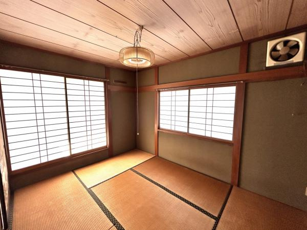 八戸市大字大久保字西ノ平の洋室|【リフォーム前】2階北西側のお部屋です。洋室にリフォームいたします。フローリング張り、壁天井クロス仕上げ、照明新品交換等を行います。