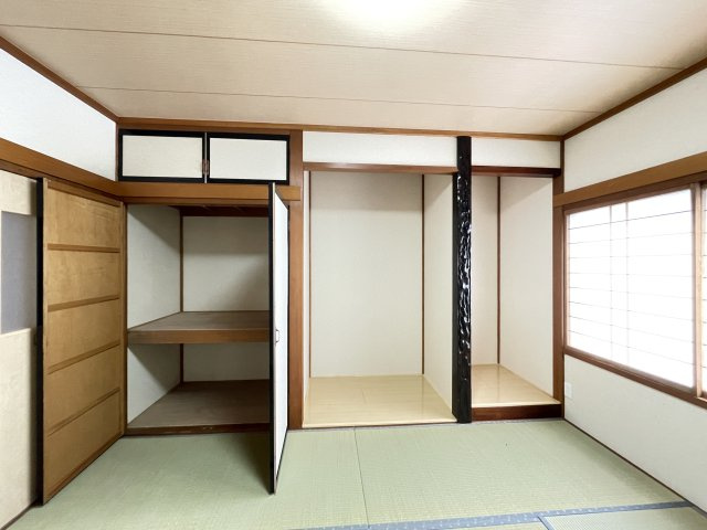 八戸市大字大久保字西ノ平の洋室|【リフォーム前】2階北西側のお部屋です。洋室にリフォームいたします。フローリング張り、壁天井クロス仕上げ、照明新品交換等を行います。