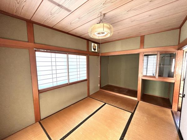 八戸市大字大久保字西ノ平の洋室|【リフォーム前】2階北西側のお部屋の別アングルの写真です。洋室にリフォームいたします。フローリング張り、壁天井クロス仕上げ、照明新品交換等を行います。