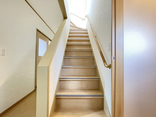 八戸市大字大久保字西ノ平の洋室|【リフォーム前】2階北西側のお部屋の別アングルの写真です。洋室にリフォームいたします。フローリング張り、壁天井クロス仕上げ、照明新品交換等を行います。