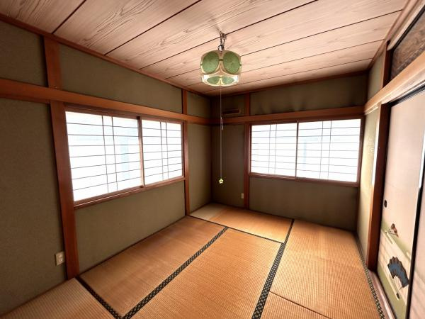 八戸市大字大久保字西ノ平の洋室|【リフォーム前】2階北東側のお部屋です。洋室にリフォームいたします。フローリング張り、壁天井クロス仕上げ、照明新品交換等を行います。