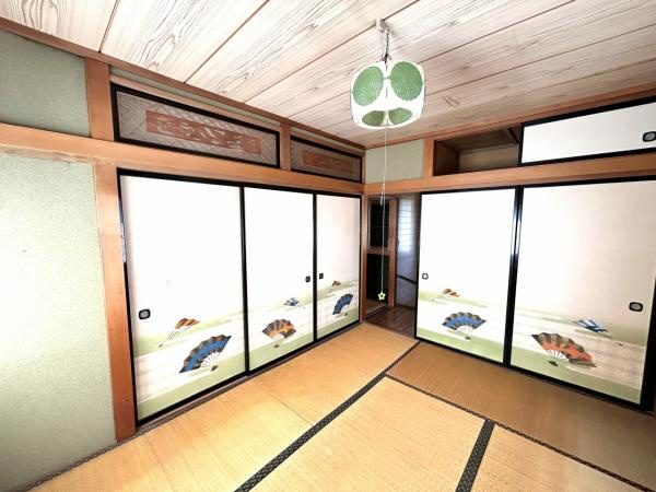 八戸市大字大久保字西ノ平の洋室|【リフォーム前】2階北東側のお部屋の別アングルのお部屋です。洋室にリフォームいたします。フローリング張り、壁天井クロス仕上げ、照明新品交換等を行います。