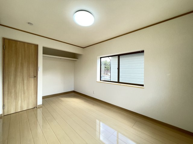 八戸市大字大久保字西ノ平の洋室|【リフォーム前】2階北東側のお部屋の別アングルのお部屋です。洋室にリフォームいたします。フローリング張り、壁天井クロス仕上げ、照明新品交換等を行います。