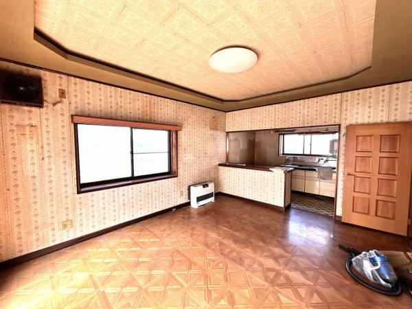 八戸市大字大久保字西ノ平の居間・リビング|【リフォーム前】約14帖のLDKにリフォームする予定です。