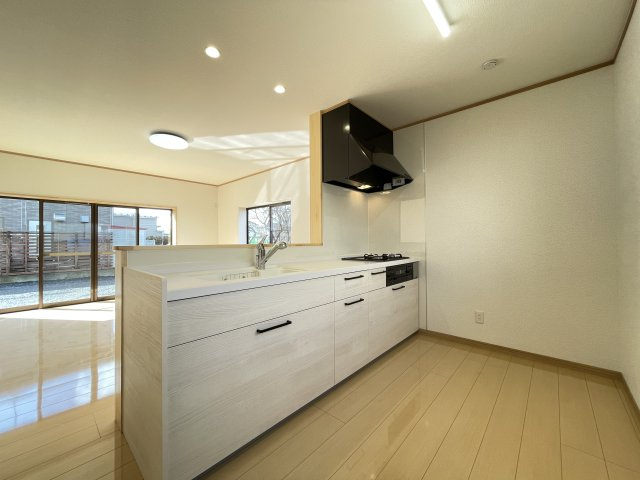 八戸市大字大久保字西ノ平の内観：施工例|【同仕様画像】新品交換予定のキッチンは幅約255cmと広々しています。