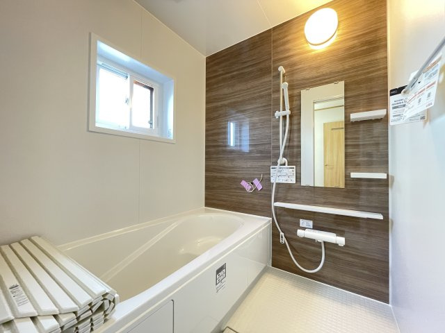 八戸市大字大久保字西ノ平の内観：施工例|【同仕様画像】ユニットバスは新品に交換します。浴槽は大人も足を伸ばしてゆったり浸かれる広さです。