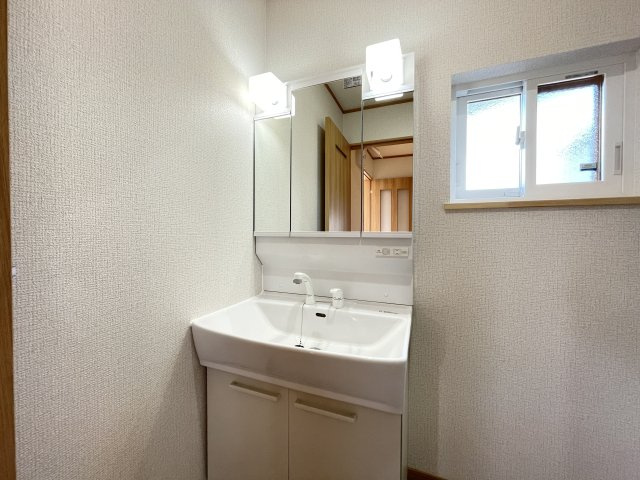 八戸市大字大久保字西ノ平の内観：施工例|【同仕様画像】新品交換予定の洗面化粧台は三面鏡タイプを採用しました。朝の支度がしやすく、見た目もすっきりします。