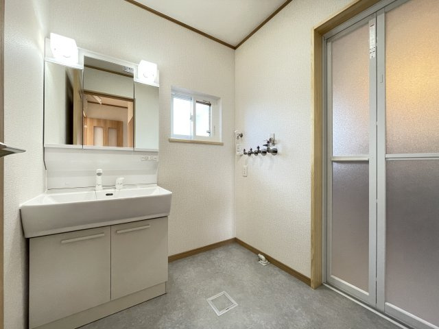 八戸市大字大久保字西ノ平の駐車場|【リフォーム前】物置を解体し、駐車場を拡張いたします。