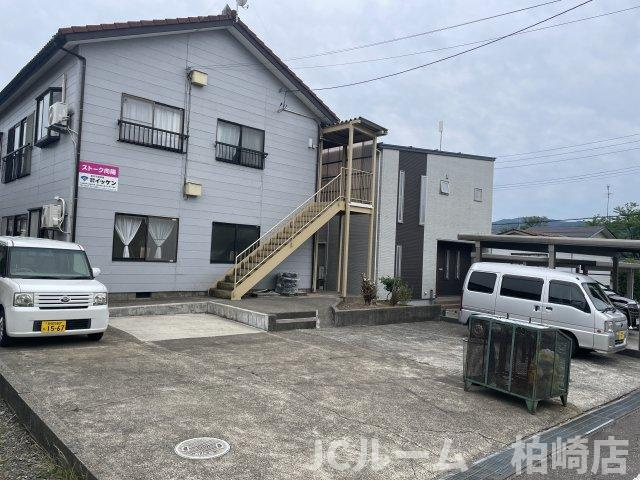 柏崎市向陽町のアパートの駐車場