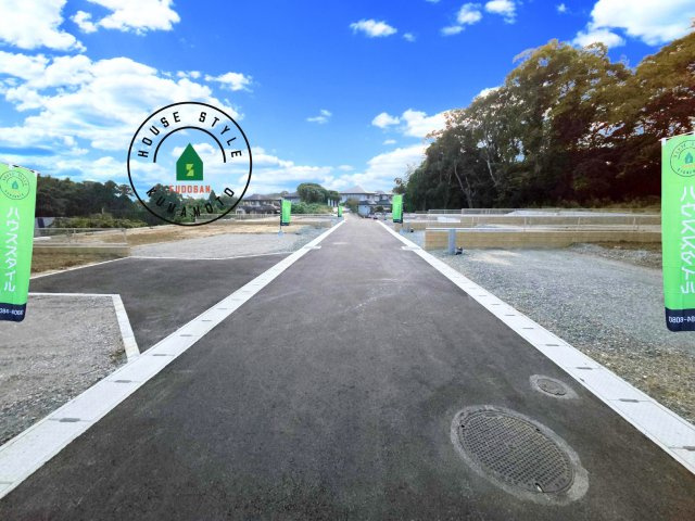 菊池郡大津町大字大津第8-3棟（1号棟）　の前面道路含む現地写真|前面道路は閑静な住宅地をはしる車通りの少ない道路。お車の出し入れが苦手なママや小さなお子様にも安心ですね。しっかり舗装もされているので、ベビーカーや自転車で通っても快適に通行できます。