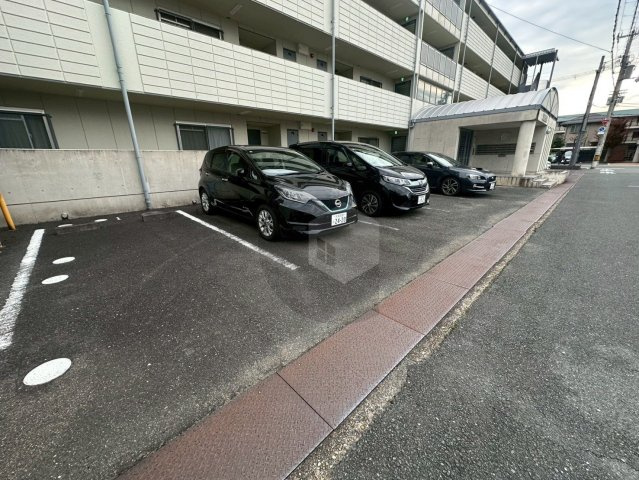 クラージュハイツの駐車場