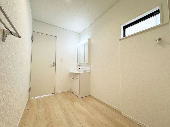 【洗面所】 | 富士見市水谷東1丁目　新築一戸建住宅　全2棟　(ふじみ野店) | 窓から柔らかな採光が差し込みます。