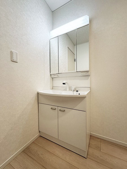【洗面所】 | 富士見市水谷東1丁目　新築一戸建住宅　全2棟　(ふじみ野店) | 使い勝手の良いシャワードレッサーを採用しています。