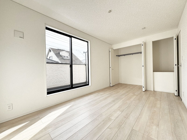 【寝室】 | 富士見市水谷東1丁目　新築一戸建住宅　全2棟　(ふじみ野店) | 洋室7.5帖。
バルコニーに面した明るく開放感のある洋室です。