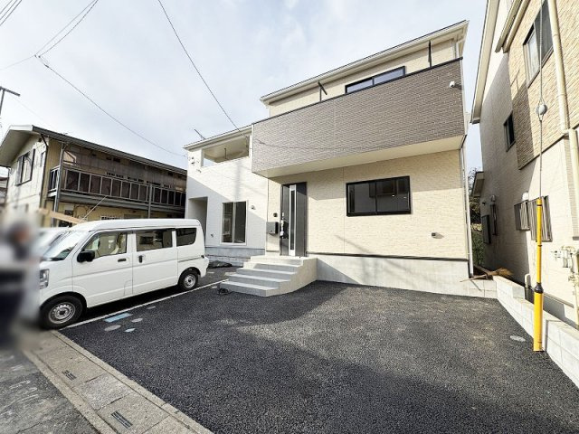 【外観】 | 富士見市水谷東1丁目　新築一戸建住宅　全2棟　(ふじみ野店) | 人感センサー付玄関灯でご帰宅の際も安心。