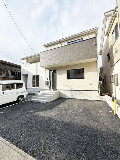 【外観】 | 富士見市水谷東1丁目　新築一戸建住宅　全2棟　(ふじみ野店) | 南道路に面した明るいお住まいです。