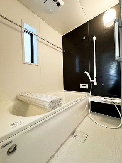 【浴室】 | 富士見市水谷東1丁目　新築一戸建住宅　全2棟　(ふじみ野店) | 喚起暖房乾燥機付きの機能的な浴室です。