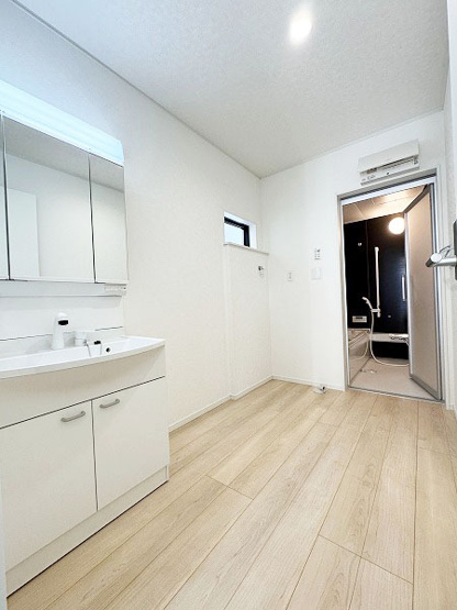 【洗面所】 | 富士見市水谷東1丁目　新築一戸建住宅　全2棟　(ふじみ野店) | 朝の身支度もしやすいゆとりある広さの洗面室です。