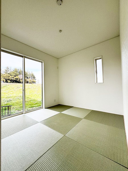 【和室】 | 富士見市水谷東1丁目　新築一戸建住宅　全2棟　(ふじみ野店) | 窓の外には緑豊かな景色が広がっています。
景色を眺めながらのんびりとくつろぐのも良いですね！