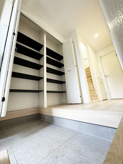 【玄関】 | 富士見市水谷東1丁目　新築一戸建住宅　全2棟　(ふじみ野店) | 玄関の収納にはご家族の靴がすっきりと入ります。