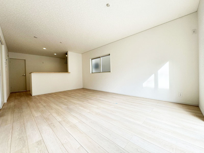 【居間・リビング】 | 富士見市水谷東1丁目　新築一戸建住宅　全2棟　(ふじみ野店) | LDK17.0帖。
リビングからダイニングキッチンまでオープンにつながり広さを感じられます。