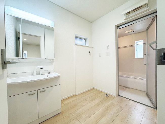 【洗面所】 | 富士見市水谷東1丁目　新築一戸建住宅　全2棟　(ふじみ野店) | 使い勝手の良い三面鏡のシャワードレッサー。