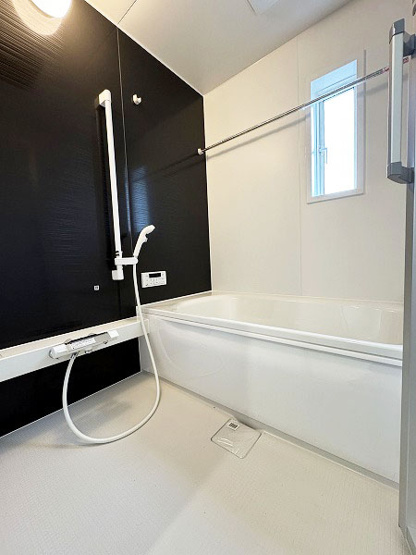 【浴室】 | 富士見市水谷東1丁目　新築一戸建住宅　全2棟　(ふじみ野店) | 喚起暖房乾燥機付きの浴室は雨の日でも洗濯物を干せて便利！