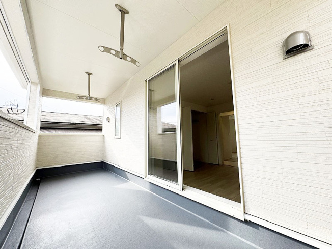 【バルコニー】 | 富士見市水谷東1丁目　新築一戸建住宅　全2棟　(ふじみ野店) | 物干しスペースにもゆとりがございます。
屋根があるので急な雨の日も安心です。