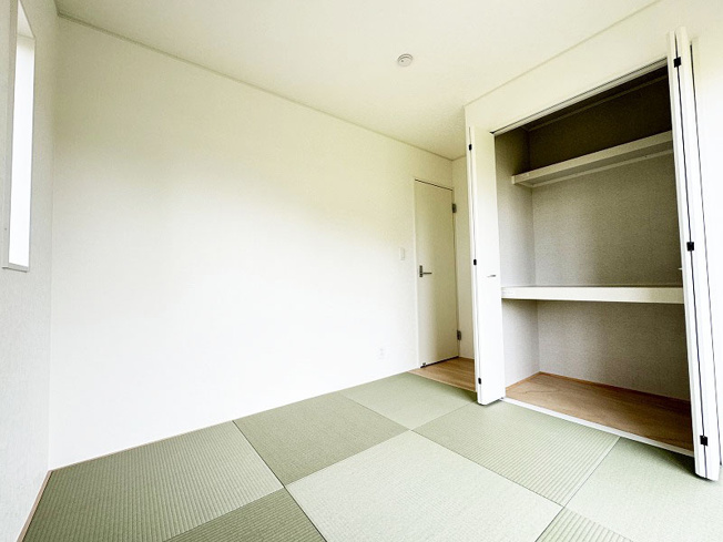 【和室】 | 富士見市水谷東1丁目　新築一戸建住宅　全2棟　(ふじみ野店) | 足を延ばしてくつろげる和室は幅広い世代に人気です。
落ち着いた雰囲気の中でリラックスできます。