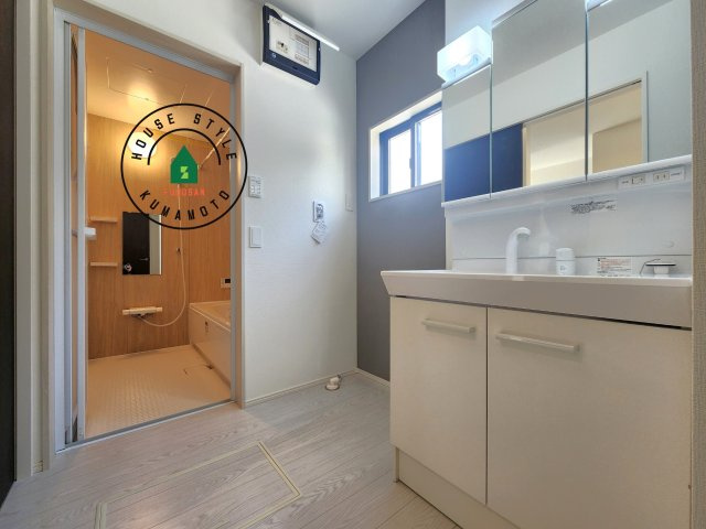 菊池郡大津町大字大津第8-3棟（2号棟）　の内観：施工例|ゆとりの洗面スペースで朝の身支度もスムーズに。暮らしを快適に変えるシャワー付洗面台です！