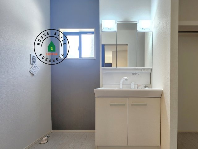 菊池郡大津町大字大津第8-3棟（2号棟）　の内観：施工例|毎日使うものだから清潔な空間を保ちたい水回り。洗面にはそんな願いを解消させてくれる収納アイデアが満載です。三面鏡の裏側にはキャビネットが現れ小物から背の高い物まで収納できます。