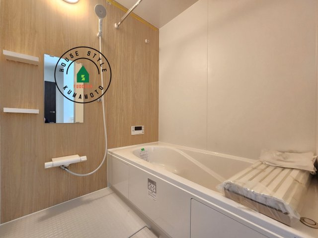 菊池郡大津町大字大津第8-3棟（2号棟）　の内観：施工例|窓もあるので換気も安心ですね。同社仕様。1日の疲れを癒してくれる広々バスルーム。雨の日のお洗濯にも大活躍な浴室乾燥機付です！