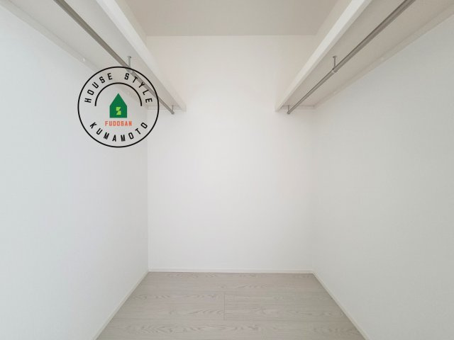 菊池郡大津町大字大津第8-3棟（2号棟）　の内観：施工例|洋服や大きな荷物が多い方や人数の多いご家族などは、一般的なクローゼットよりもウォークインクローゼットのほうが使い勝手が良いです。