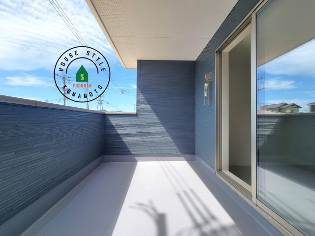 菊池郡大津町大字大津第8-3棟（2号棟）　の外観：施工例|風をしっかりと感じられるバルコニーでは、毎日が洗濯日和です。広々としているので洗濯も楽しくなるでしょうし、気分転換にバルコニーからの眺めを楽しむのもいいでしょう。