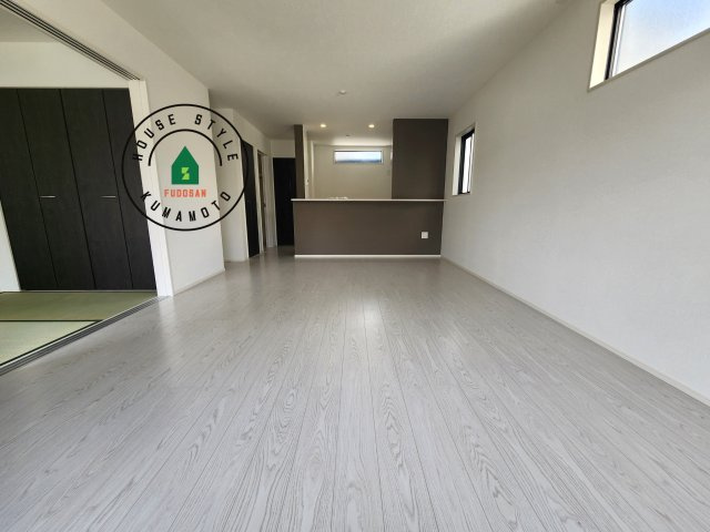 菊池郡大津町大字大津第8-3棟（2号棟）　の内観：施工例|ご家族を近くに感じられる対面キッチンのLDK。会話もはずみそうですね。