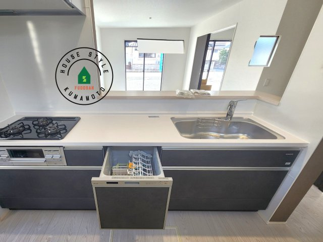 菊池郡大津町大字大津第8-3棟（2号棟）　の内観：施工例|ご家族を近くに感じられる対面キッチンのLDK。会話もはずみそうですね。