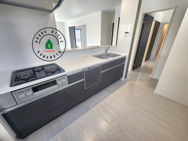 菊池郡大津町大字大津第8-3棟（2号棟）　の内観：施工例|ダイニングテーブルへの配膳がラクラク、お料理はかどるカウンター付きシステムキッチン！