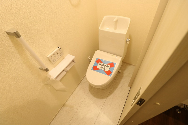 【トイレ】 | 富士見市渡戸1丁目　新築一戸建住宅　全14棟　(ふじみ野店) | 手摺付きで安心仕様のトイレ。
