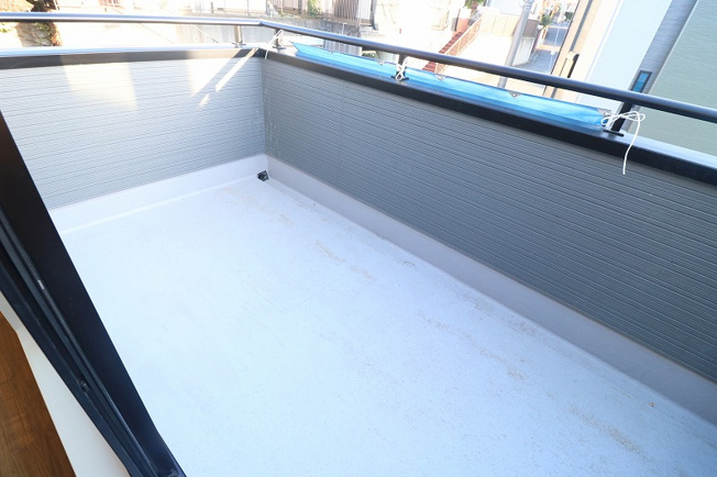 【バルコニー】 | 富士見市渡戸1丁目　新築一戸建住宅　全14棟　(ふじみ野店) | 広々としたバルコニーには洗濯物をたっぷりと干せます。